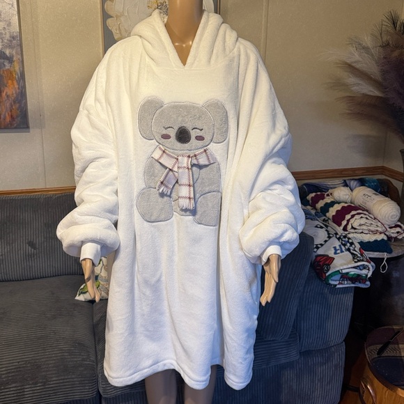 La Vie En Rose Other - Cozy White Hoodie Blanket